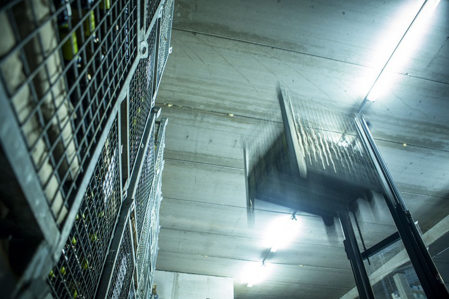 Treppe und Gitter im Weinkeller