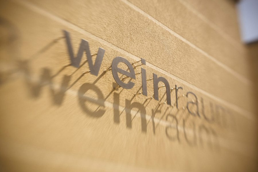 Wand im Weinraum mit dem Schriftzug weinraum